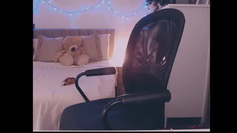 julialiones online show from December 20, 7:07 pm