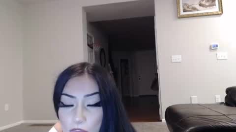 julianamamii online show from November 3, 8:18 am