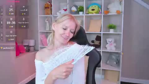 Julie Lucasss online show from July 14, 10:21 am