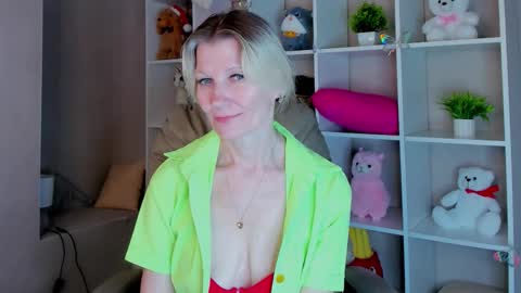 Julie Lucasss online show from March 6, 7:36 am