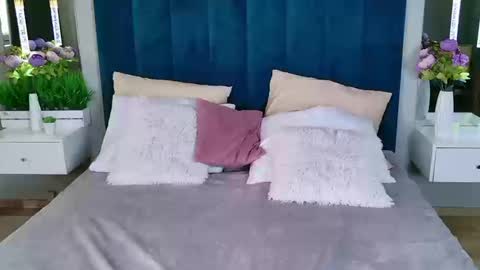 juliehill online show from March 11, 7:45 am