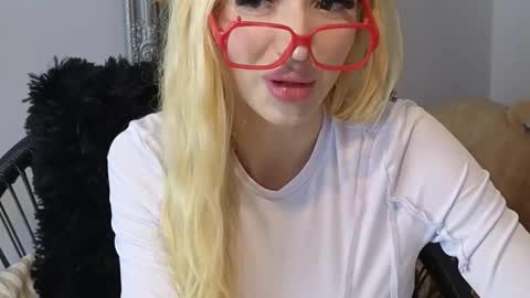 Snapshot of juliejuliette chatting on October 14, 12:52 pm Julia online show from October 14, 12:52 pm