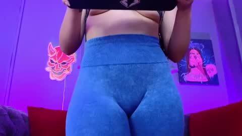 Snapshot of julieta_russell chatting on December 26, 12:38 pm Julieta online show from December 26, 12:38 pm
