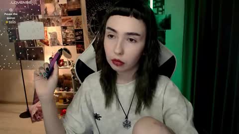 Snapshot of julscinamon chatting on September 25, 5:44 pm Baroness Von Cringe online show from September 25, 5:44 pm