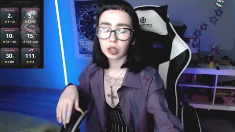 Snapshot of julscinamon chatting on December 7, 4:47 pm Baroness Von Cringe online show from December 7, 4:47 pm