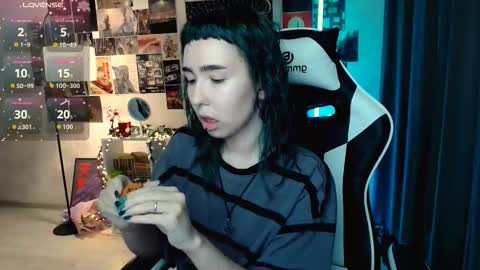 Snapshot of julscinamon chatting on October 6, 4:01 pm Baroness Von Cringe online show from October 6, 4:01 pm