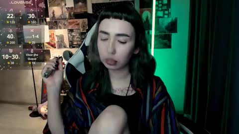 Snapshot of julscinamon chatting on October 17, 3:59 pm Baroness Von Cringe online show from October 17, 3:59 pm