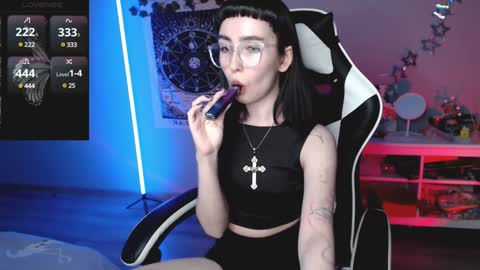 Snapshot of julscinamon chatting on January 25, 7:49 pm Baroness Von Cringe online show from January 25, 7:49 pm