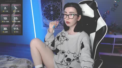 Snapshot of julscinamon chatting on December 11, 8:07 pm Baroness Von Cringe online show from December 11, 8:07 pm