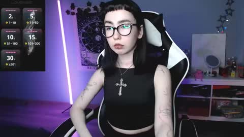 Snapshot of julscinamon chatting on March 9, 4:55 pm Baroness Von Cringe online show from March 9, 4:55 pm