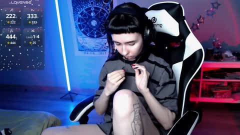 Snapshot of julscinamon chatting on January 5, 7:39 pm Baroness Von Cringe online show from January 5, 7:39 pm