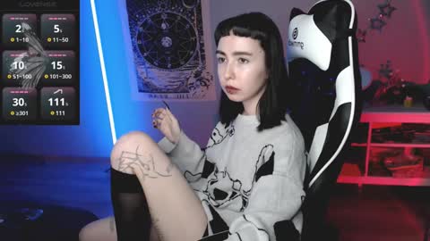 Snapshot of julscinamon chatting on January 18, 7:48 pm Baroness Von Cringe online show from January 18, 7:48 pm