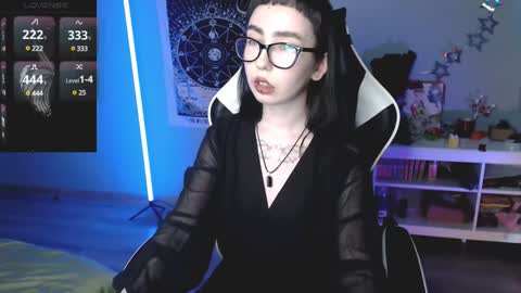 Snapshot of julscinamon chatting on December 6, 4:17 pm Baroness Von Cringe online show from December 6, 4:17 pm