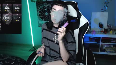 Snapshot of julscinamon chatting on February 22, 7:43 pm Baroness Von Cringe online show from February 22, 7:43 pm