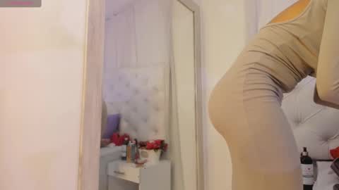 Snapshot of kamila_arias chatting on September 10, 1:44 pm online show from September 10, 1:44 pm