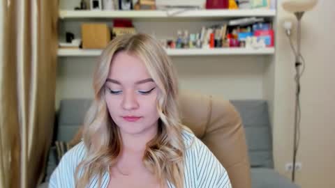 Snapshot of kara_smith_ chatting on October 6, 12:05 am Kara. Off from 15th till 24th of December online show from October 6, 12:05 am