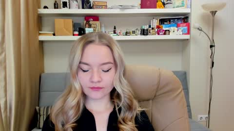 Snapshot of kara_smith_ chatting on December 14, 11:23 pm Kara. Off from 15th till 24th of December online show from December 14, 11:23 pm