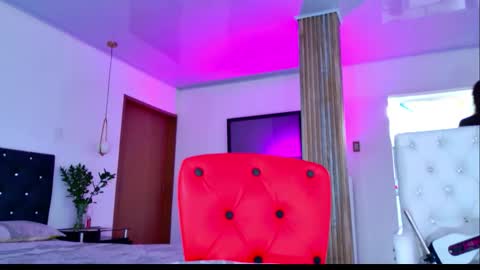 karina4squirt online show from May 5, 4:43 pm