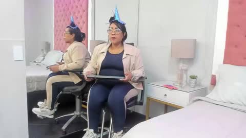 karolwestt online show from October 4, 1:39 pm
