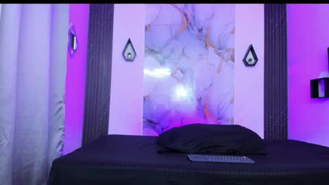 INDEPENDENT MODEL online show from March 18, 12:21 pm