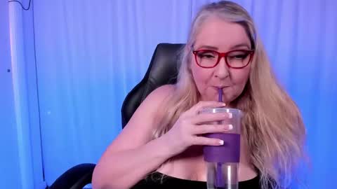 Snapshot of katdsinclair chatting on December 17, 6:42 pm Kat D Sinclair online show from December 17, 6:42 pm