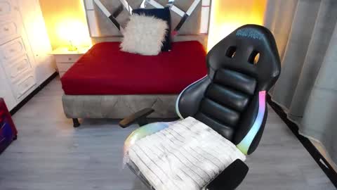 kate_lawrence_ online show from February 26, 7:45 am