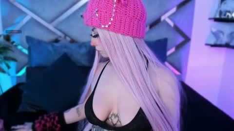 Keidy Monday to Saturday from 200 pm to 810pm  UTC-5 Colombia Time online show from October 25, 8:26 pm