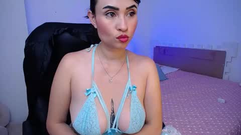 Snapshot of kelly_richardson1 chatting on February 11, 11:54 pm elena online show from February 11, 11:54 pm