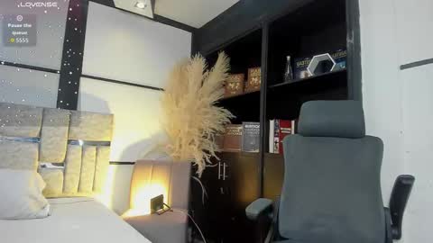 kellyMillian  online show from March 19, 12:53 pm