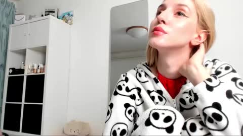 Snapshot of kenziedawton chatting on February 5, 5:09 am Kenzie online show from February 5, 5:09 am