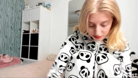Snapshot of kenziedawton chatting on January 26, 5:02 am Kenzie online show from January 26, 5:02 am