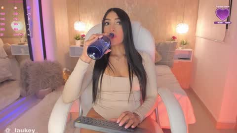  IG  LAUKEY  online show from January 13, 3:12 am