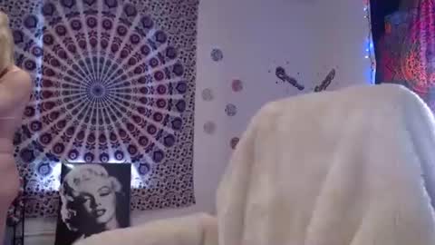 Snapshot of khwildnnout chatting on February 24, 7:41 pm KELLYWILDNNOUT online show from February 24, 7:41 pm
