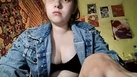 kikibang_ online show from May 8, 6:32 pm