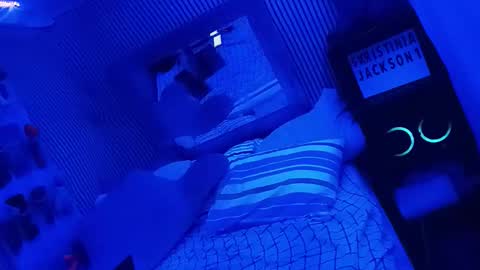 kikilovespartylights online show from November 5, 8:30 am