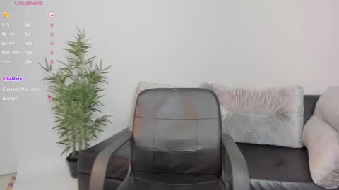 Snapshot of kim_brown_ chatting on February 8, 11:33 am Kim online show from February 8, 11:33 am