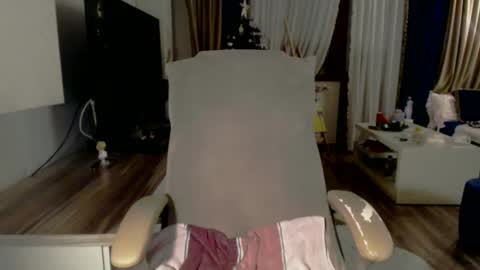 Kim Lee  online show from December 15, 4:12 pm