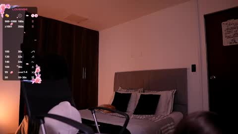 Snapshot of kit_katt_ chatting on February 10, 1:03 am online show from February 10, 1:03 am