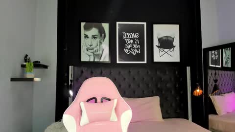 Snapshot of kitty_collins_ chatting on September 15, 11:18 am Kitty online show from September 15, 11:18 am