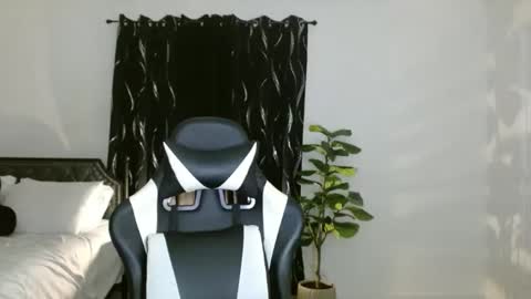 Krystal Blake online show from May 5, 12:24 am