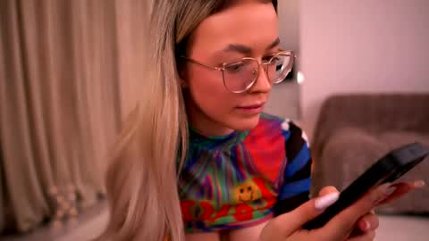 Kylie online show from May 30, 9:11 pm