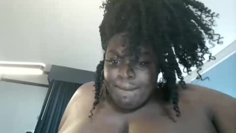 Snapshot of laddilovvette chatting on October 31, 3:52 am laddilovvette online show from October 31, 3:52 am