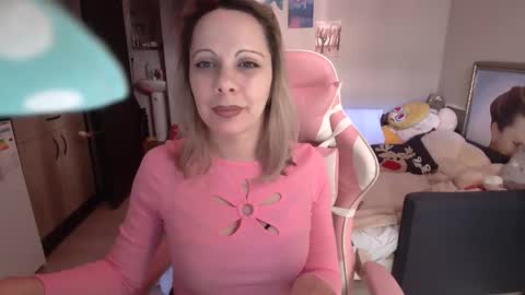 Snapshot of lady_smile69 chatting on February 25, 1:10 pm lady_smile69 online show from February 25, 1:10 pm