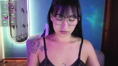 Snapshot of lady_violet_bridgerton_a chatting on September 25, 11:02 pm Lady Violet Bridgerton online show from September 25, 11:02 pm