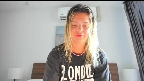 Snapshot of lallie_ chatting on March 2, 3:02 am Lallie  online show from March 2, 3:02 am