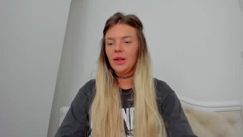 Snapshot of lallie_ chatting on September 18, 3:54 pm Lallie  online show from September 18, 3:54 pm