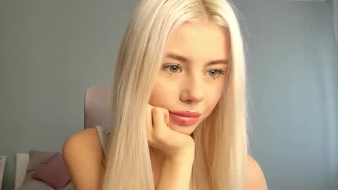 Snapshot of lama0 chatting on October 16, 9:34 am Erika online show from October 16, 9:34 am