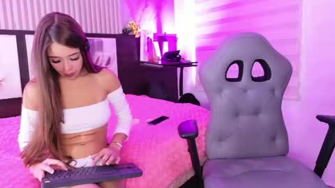 lara_as online show from August 4, 1:50 pm