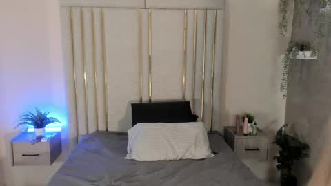 laragreey online show from April 19, 11:32 am