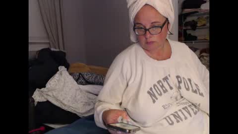 Snapshot of laulauma chatting on October 13, 2:14 am LauLauMa online show from October 13, 2:14 am